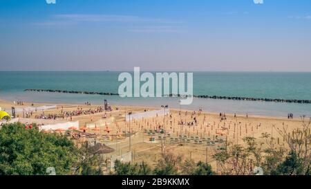 Strand an der Adria im Frühling. Lido di Savio, Provinz Ravenna, Emilia-Romagna, Italien. Stockfoto