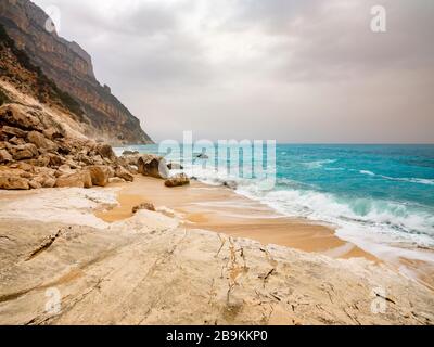 Cala Goloritzé, eine Perle des Mittelmeeres, an der Ostküste von Sardinien, deren Strand über eine schöne Trekkking-Route zu erreichen ist Stockfoto