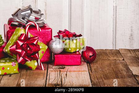 Geschenke auf dem Holztisch Stockfoto