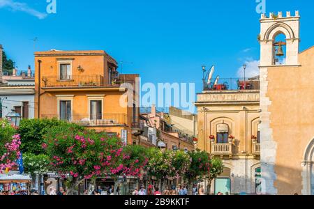 Schöne Aussicht auf Taormina, die berühmte schöne Stadt in der Provinz Messina, an einem sonnigen Sommernachmittag. Sizilien, Süditalien. Stockfoto