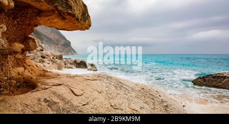 Cala Goloritzé, eine Perle des Mittelmeeres, an der Ostküste von Sardinien, deren Strand über eine schöne Trekkking-Route zu erreichen ist Stockfoto