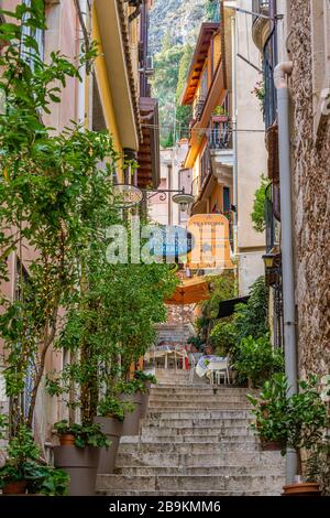 Schöne Aussicht auf Taormina, die berühmte schöne Stadt in der Provinz Messina, an einem sonnigen Sommernachmittag. Sizilien, Süditalien. Stockfoto