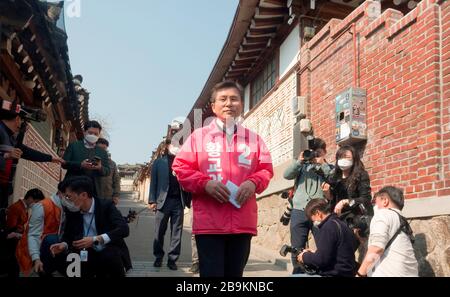 Seoul, Südkorea. März 2020. Hwang Kyo-Ahn, 24. März 2020: Südkoreas wichtigster Oppositionsvorsitzender der United Future Party Hwang Kyo-Ahn verlässt, nachdem er während des Wahlkampfs für die 15. Parlamentswahlen in Bukchon Hanok Village in seinem Wahlbezirk Jongno Ward in Seoul, Südkorea, sein Versprechen verkündet hat. Hwang kandidieren für die Wahl in Jongno, einem symbolischen Wahlkreis in der koreanischen Politik, in dem Einflüsse in der Politik gewählt werden. Kredit: Aflo Co. Ltd./Alamy Live News Stockfoto