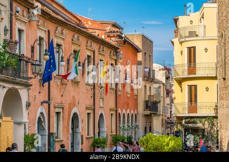 Schöne Aussicht auf Taormina, die berühmte schöne Stadt in der Provinz Messina, an einem sonnigen Sommernachmittag. Sizilien, Süditalien. Stockfoto