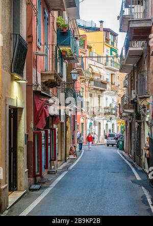 Schöne Aussicht auf Taormina, die berühmte schöne Stadt in der Provinz Messina, an einem sonnigen Sommernachmittag. Sizilien, Süditalien. Stockfoto