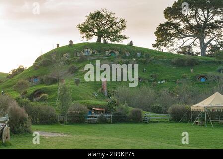 Die Sonne sinkt hinter Bag End im Hobbiton Movie Set, Neuseeland