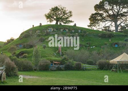 Die Sonne sinkt hinter Bag End im Hobbiton Movie Set, Neuseeland Stockfoto