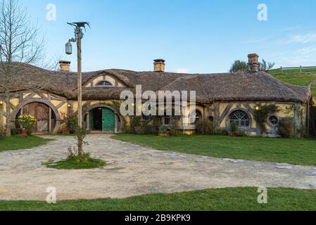 Der Eingang zum Green Dragon Inn am Hobbiton Movie Set, Neuseeland Stockfoto