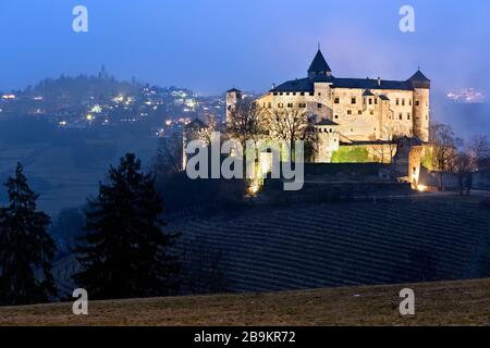 Die Burg der mittelalterlichen Presule und das Dorf Fiè Allo Sciliar. Provinz Bolzano, Trentino Alto-Adige, Italien, Europa. Stockfoto