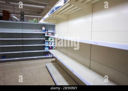 Marktoberdorf, Deutschland. März 2020. Supermarkt in Marktoberdorf, 24. März 2020. Leere Regale von toilettenpapier und Kosmetik wegen der Corona-Viruserkrankung (COVID-19) am 24. März 2020 in Marktoberdorf, Deutschland Credit: Peter Schatz / Alamy Live News Stockfoto
