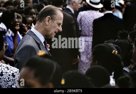 Prinz Philip, Herzog von Edinburgh spricht mit Studenten, nachdem er die Steinlegezeremonie des Queen's College für den Neubau der Schule besucht hatte. Barbados, Karibik. 1989 Stockfoto