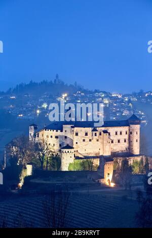 Die Burg der mittelalterlichen Presule und das Dorf Fiè Allo Sciliar. Provinz Bolzano, Trentino Alto-Adige, Italien, Europa. Stockfoto