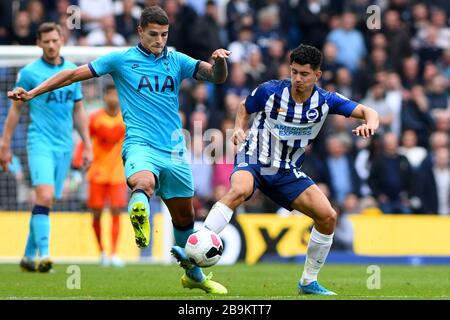 Erik Lamela von Tottenham Hotspurs und Steven Alzate von Brighton und Hove Albion in Aktion - Brighton & Hove Albion gegen Tottenham Hotspur, Premier League, Amex Stadium, Brighton, Großbritannien - 5. Oktober 2019 nur redaktionelle Verwendung - DataCo Einschränkungen gelten Stockfoto