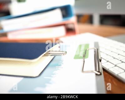 Auf der Tastatur sind statistische Berichte und Notizblöcke Stockfoto