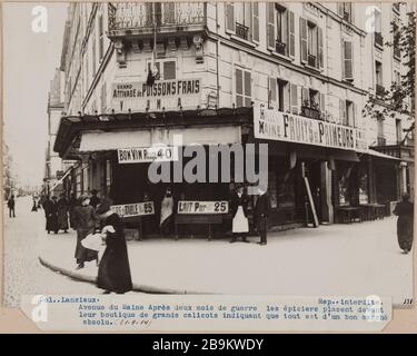 Shop Maine Avenue, 14th and 15th arronesements, 21. September 1914 Maine Avenue nach zwei Monaten Krieg Grocers Place, um ihre großen Banner zu speichern, was darauf hinweist, dass alles sehr gut ist absoluter Markt (21-9-14) Guerre 1914-1918. après deux mois de guerre, les épiciers placent devant leur Boutique, Avenue du Maine, de grands calicots indiquant que tout est d'un très bon marché absolu. Paris (XIVème-XVème arr.), 21 septembre 1914. Photographie de Charles Lansiaux (1855-1939). Paris, musée Carnavalet. Stockfoto