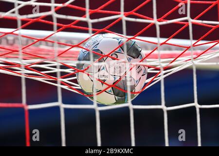 Die Pflichtspielpause im deutschen Fußball wird bis zum 30. April verlängert. Archivfoto: Allgemeines, Randmotiv, Merkmal . Derbystar-Spielball liegt auf dem Tornetz, Fußball 1. Bundesliga, 3. spieltag, Spieltag03, FC Bayern München M) - 1. FSV FSV Mainz 05 (MZ) 6-1, am 31. August 2019 in München ALLIANZARENA, DFL-VORSCHRIFTEN VERBIETEN DIE VERWENDUNG VON FOTOS ALS BILDSEQUENZEN UND/ODER QUASI-VIDEO. Weltweite Verwendung Stockfoto