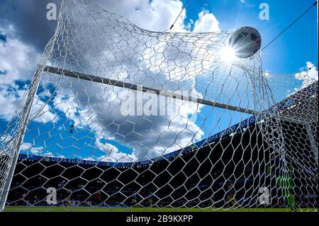 Paris. Juni 2016. Die Pflichtspielpause im deutschen Fußball wird bis zum 30. April verlängert. Archivfoto: Feature, Ball im Tor, Netz, Torwartspiel, Matchball, gegen die Sonne, Vorrundengruppe A, Spiel M14, Rumänien (ROU) - Schweiz (SUI) 1:1, am 15. Juni 2016 in Paris. Fußball-Europameisterschaft 2016 in Frankreich vom 10.06. - 10.07.2016. Weltweite Nutzung Credit: Dpa / Alamy Live News Stockfoto