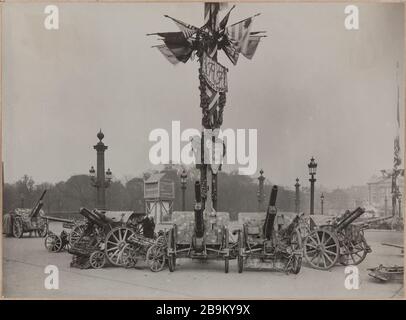 Am 20. Oktober 1918 marschierte Guerre 1914-1918 in die Gebiete des Befreiungstages ein, Place de la Concorde. Fête de la Libération. Exposition de Canons Place de la Concorde. Paris (VIIIème arr.), 20 Oktobre 1918. Photographie de Charles Lansiaux (1855-1939). Paris, musée Carnavalet. Stockfoto