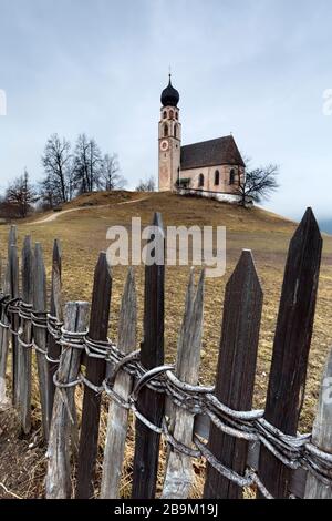 Die Kristanzen sind eine tirolische Kirche in San Costantino. Fiè Allo Sciliar, Provinz Bolzano, Trentino Alto-Adige, Italien, Europa. Stockfoto