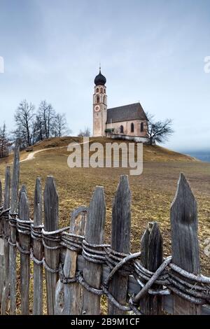 Die Kristanzen sind eine tirolische Kirche in San Costantino. Fiè Allo Sciliar, Provinz Bolzano, Trentino Alto-Adige, Italien, Europa. Stockfoto