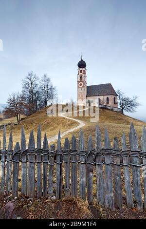 Die Kristanzen sind eine tirolische Kirche in San Costantino. Fiè Allo Sciliar, Provinz Bolzano, Trentino Alto-Adige, Italien, Europa. Stockfoto