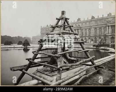 Schloss Versailles, 1918. Der Denkmalschutz während des ersten Weltkriegs, Versailles, 1918 Guerre 1914-1918. Schutz der Denkmäler Anhänger la Première guerre mondiale, le château de Versailles (Yvelines), 1918. Photographie de Godefroy Ménanteau. Paris, musée Carnavalet. Stockfoto