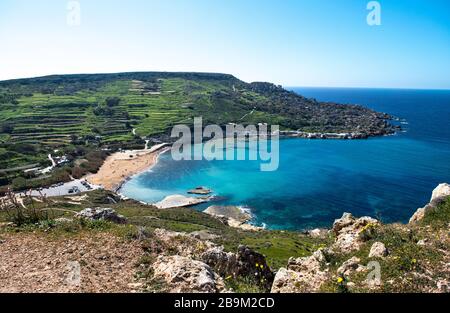 Maltesische Landschaft. Qarraba-Bucht, Malta. Panoramablick auf Clay Cliffs mit blauem Himmel. Maltesische Landschaft. Besuchen Sie Malta Stockfoto