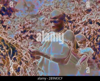 Plantagen in Kenia Kolonie. Native Frau Kommissionierung Kaffee mit Baby auf dem Rücken. Close Up. 1936, Kenia Stockfoto