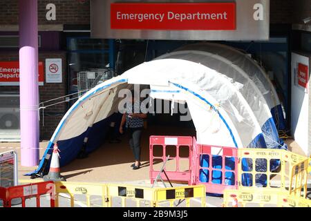 Ein Blick auf den Eingang der Notaufnahme im Royal Surrey County Hospital am Tag, nachdem Premierminister Boris Johnson das Vereinigte Königreich in Sperrstellung versetzt hatte, um die Ausbreitung des Coronavirus einzudämmen. Stockfoto