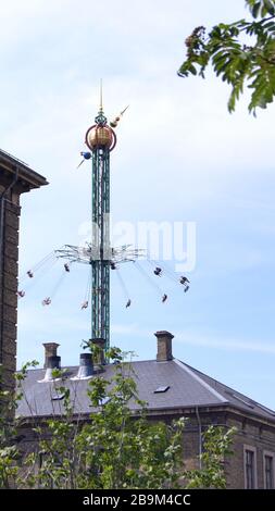 KOPENHAGEN, DÄNEMARK - 5. Jul. 2015: Swingende Messefahrt auf dem Vergnügungspark Tivoli in Kopenhagen Stockfoto