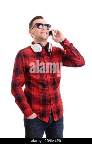 Kommunikations- und Technologiekonzept. Porträt eines gutaussehenden jungen Mannes im Plaid Hemd, das auf seinem Handy spricht, isoliert auf weißem Hintergrund. Stockfoto
