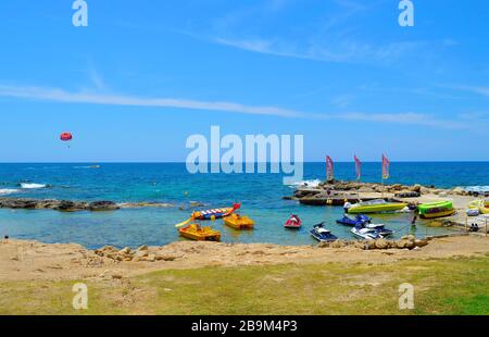 Bootsverleih am Strand von Paphos, einem beliebten Touristenort in Zypern Stockfoto