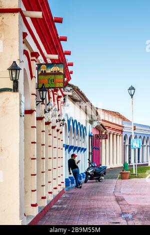 Collonaden in Häusern im spanischen Kolonialstil an der Avenida Chazaro in Tlacotalpan, UNESCO-Weltkulturerbe, Veracruz-Staat, Mexiko Stockfoto