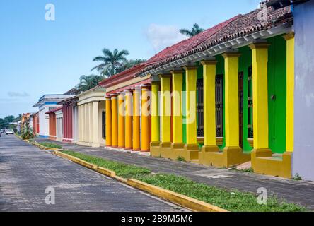 Collonaden in Häusern im spanischen Kolonialstil an der Avenida Enriquez in Tlacotalpan, UNESCO-Weltkulturerbe, Veracruz-Staat, Mexiko Stockfoto