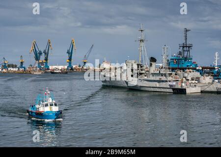 Geleitzerstörer ARM Comodoro Manuel Azueta D111, P334 Mitla Patrouillenboot, Mexikanische Marine Kriegsschiffe im Hafen von Veracruz, Mexiko Stockfoto