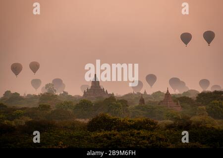 Bagan Myanmar, Heißluftballon während des Sonnenaufstiegs über den Tempeln und Pagoden von Bagan Myanmar, Sunrise Pagan Myanmar Tempel und Pagode Stockfoto