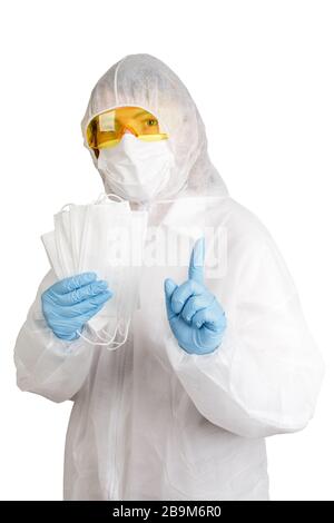 Doktor im Einweg-Antiepidemie-Anzug mit Maske und Brille hält medizinische Masken zum Schutz vor Infektionsviren, die auf weißem Hintergrund isoliert sind