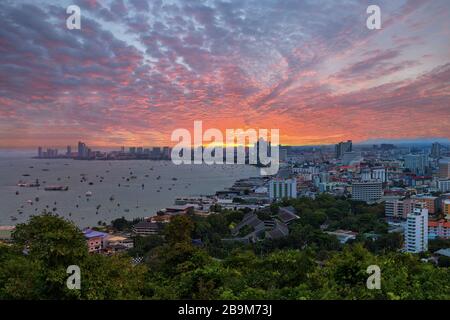 Das Gebäude und die Wolkenkratzer in der Dämmerung am 14.August 2015 in Pattaya, Thailand. Pattaya Stadt ist berühmt für Meersport und Nachtleben Stockfoto