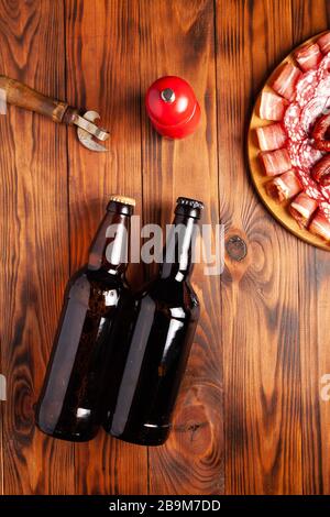 Bier-Imbiss in Form von Fleischprodukten und Flaschenbier. Vorspeise in Form von Speck, Salami, Schinken, Jagdwürsten. Stock Fotobier und Stockfoto