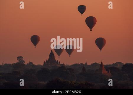 Bagan Myanmar, Heißluftballon während des Sonnenaufstiegs über den Tempeln und Pagoden von Bagan Myanmar, Sunrise Pagan Myanmar Tempel und Pagode Stockfoto