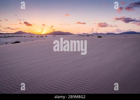 Sanddünen bei Sonnenuntergang Parque Natural de Corralejo Corralejo Fuerteventura Kanarische Inseln Spanien Stockfoto