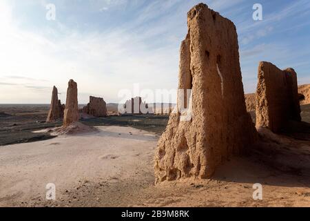 Atemberaubende Ruinen der Festung Jampik Kala in der Wüste Kyzylkum in der Region Karakalpakstan in Usbekistan Stockfoto