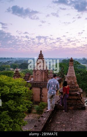 Myanmar, Paar Sunrise Bagan, Männer Frau Sonnenuntergang Bagan. Alte Stadt von Bagan Myanmar, Pagan Burma Asien alte Ruinen Pagoden und Tempel Stockfoto