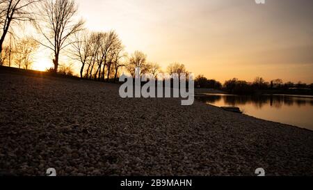 Menschen am ufer des jarun-Sees, die den Sonnenuntergang nur wenige Tage vor der Corona-Virus-Sperre in Zagreb genießen und gesellschaftliche Zusammenkünfte verboten waren Stockfoto