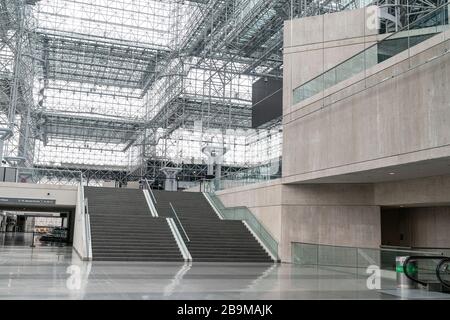 New York, Vereinigte Staaten. März 2020. Innenbereich des leeren Jacob Javits Convention Center, in dem Militär Krankenhäuser zur Bekämpfung von Coronavirus-Fällen in New York, NY 23. März 2020 einstellt. (Foto von Lev Radin/Pacific Press/Sipa USA) Credit: SIPA USA/Alamy Live News Stockfoto