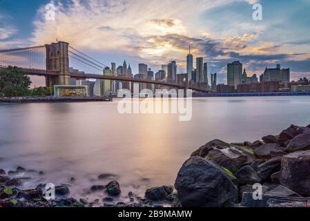 Blick auf Lowe Manhattan und Brooklyn Bridge bei Sonnenuntergang Stockfoto