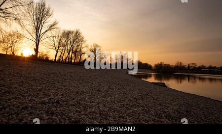 Menschen am ufer des jarun-Sees, die den Sonnenuntergang nur wenige Tage vor der Corona-Virus-Sperre in Zagreb genießen und gesellschaftliche Zusammenkünfte verboten waren Stockfoto