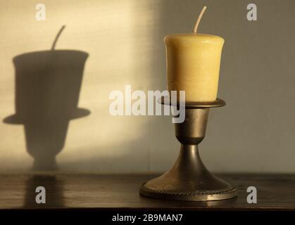 Kerze in der frühen Morgensonne. Stockfoto