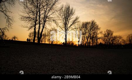 Menschen am ufer des jarun-Sees, die den Sonnenuntergang nur wenige Tage vor der Corona-Virus-Sperre in Zagreb genießen und gesellschaftliche Zusammenkünfte verboten waren Stockfoto