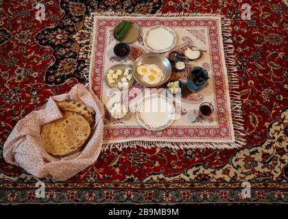 Frühstück im Khaneye Amoo Mash Reza Haus (Haus des Onkels Mesh Reza) im Dorf Kavirabad, Varamin, Teheran-Provinz, Iran, Naher Osten. Stockfoto